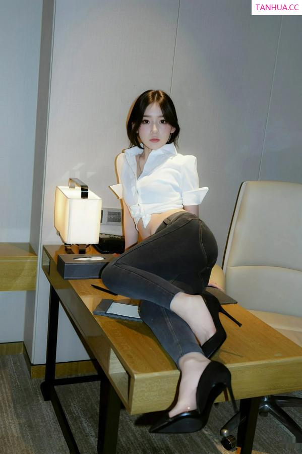 汁汁  [XiuRen]高清写真图 2025.09.19 No.10785 汁汁 性感白T第19张图片